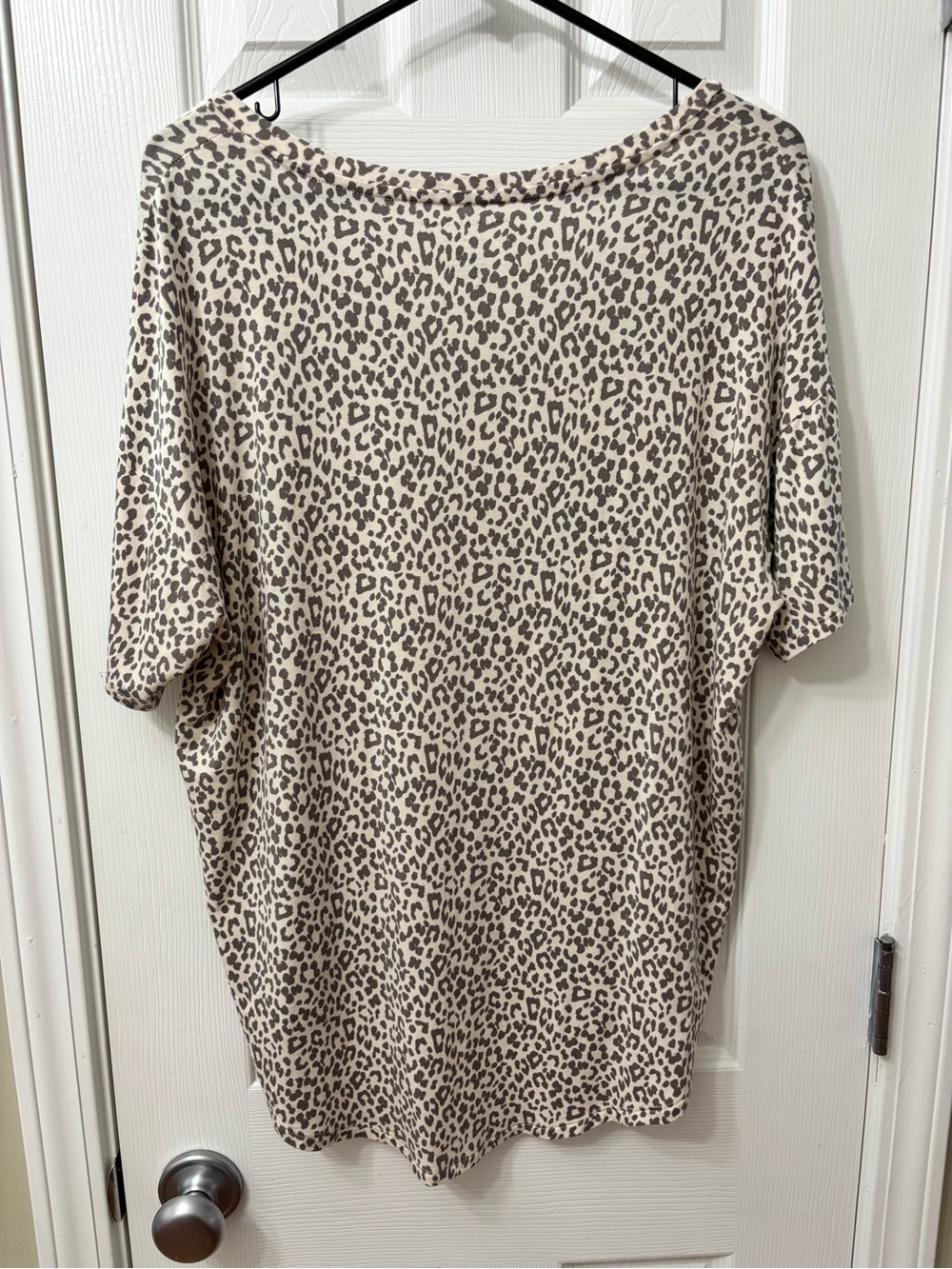 American Eagle Soft & Sexy Leopard Print V-Neck Top Women’s Size Medium - Picture 6 of 6